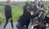 Hình ảnh nữ sinh bị nhóm bạn đánh tập thể.