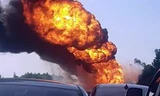 Chiếc xe bồn cháy dữ dội trên cao tốc Hà Nội - Hải Phòng. Ảnh: OFF