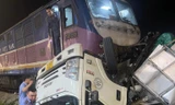 Xe tải bị tàu hỏa 'xé' đôi khi qua đường sắt ở Hải Phòng