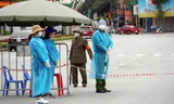 Tổ kiểm soát COVID-19 tại chốt phong tỏa TP Chí Linh. Ảnh: Tư liệu