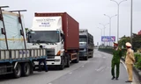 Lực lượng liên ngành TP Hải Phòng kiểm soát phương tiện trên QL5.