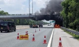 Ôtô chở 3 du khách nước ngoài cháy rụi trên cao tốc Hà Nội - Hải Phòng