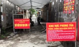 Lực lượng chức năng Hải Dương phong tỏa khu dân cư liên quan các ca mắc COVID-19.