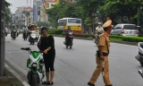 “Chiêu” né cảnh sát của người đi xe máy điện vi phạm giao thông