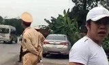 Người đàn ông lạ có dấu hiệu tấn công tài xế ghi hình giám sát tổ CSGT trên QL 10, thuộc địa phận huyện Thủy Nguyên (TP Hải Phòng). Ảnh: Cắt từ clip