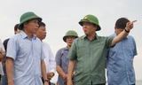 Phó Thủ tướng thị sát đê chắn sóng Hải Phòng, yêu cầu ứng phó đặc biệt với bão 