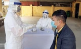 Lực lượng y tế tỉnh Hải Dương lấy mẫu xét nghiệm người dân trên địa bàn.