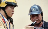 CSGT Hà Nội kiểm tra nồng độ cồn tài xế.
