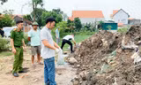 Cảnh sát thực nghiệm hiện trường vụ chôn lấp chất thải gây ô nhiễm. Ảnh: T.H
