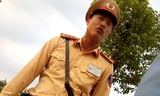 Nam CSGT bị tố dọa dẫm, gây khó khăn cho người tham gia giao thông.