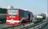 Hình ảnh xe khách di chuyển ngược chiều ở đường vành đai 3. Ảnh: Cắt từ clip.