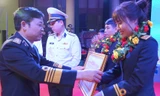 Trung tướng Nguyễn Văn Bổng - Chính ủy Quân chủng Hải quân trao thưởng cho 10 gương mặt trẻ tiêu biểu, chiều 25/3.