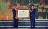 Ông Nguyễn Văn Tùng - Chủ tịch UBND thành phố đại diện nhận bằng xếp hạng di tích lịch sử quốc gia Khu di tích Bạch Đằng Giang. 