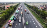 Xe tải, container xếp hàng dài trên cao tốc Hà Nội - Hải Phòng.