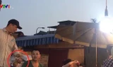 Hình ảnh thu tiền tại chợ Long Biên trong phóng sự của VTV.