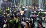 Bất chấp bị đình chỉ, vũ trường Hoàng Gia vẫn cho hàng trăm dân chơi 'bay lắc'