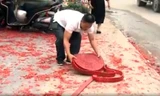 Vụ đốt pháo đỏ đường trong đám cưới ở Hà Nội: Chủ nhà là doanh nhân?