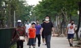 Trước ngày hết cách ly xã hội, người dân đổ ra công viên bất chấp lệnh cấm