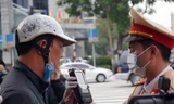 CSGT Hà Nội sát trùng máy đo nồng độ cồn, đeo khẩu trang khi xử lý vi phạm