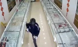 Hình ảnh nghi phạm dùng búa cướp tiệm vàng ở Hưng Yên. Ảnh: Cắt từ clip
