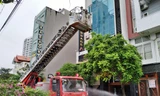 Cảnh sát giải cứu 5 người mắc kẹt trong vụ hỏa hoạn tại Hải Phòng sáng 3/4.