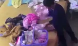 Hình ảnh người giúp việc đánh bé 1 tháng 17 ngày tuổi. Ảnh: Cắt từ clip.
