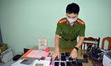 Lực lượng công an thu giữ tang vật trong vụ án. Ảnh: Công an Hưng Yên