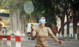 Thiếu nữ chơi cầu lông, rèn luyện sức khỏe trong khu cách ly ở Hải Phòng.