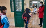 Học sinh tiểu học huyện Thủy Nguyên (TP Hải Phòng) đến trường học trực tiếp.