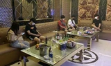 Một quán karaoke trên phố Văn Cao (TP Hải Phòng) bất chấp lệnh cấm, tiếp đón khách nước ngoài bị lực lượng chức năng phát hiện, xử lý.