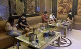 Một quán karaoke trên phố Văn Cao (TP Hải Phòng) bất chấp lệnh cấm, tiếp đón khách nước ngoài bị lực lượng chức năng phát hiện, xử lý.