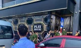 Cảnh sát tiếp tục kiểm tra quán bar trá hình Playhouse sáng 13/8.