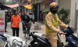 Cảnh sát tới hiện trường vụ án.