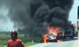 Ô tô cháy trơ khung trên đường đi bảo dưỡng