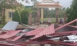 Lốc cuốn bay mái trường tiểu học cùng hàng chục nhà dân