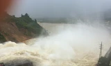 Hà Tĩnh: Mưa lớn, thủy điện Hố Hô xả tràn trắng xóa, 8 xã bị ngập cục bộ