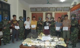 6 người nước ngoài mang theo súng đạn vận chuyển 30 bánh heroin, 45 kg ma túy 