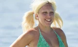 Lady Gaga lộ thân hình ngấn mỡ, ‘xộc xệch’ trên biển