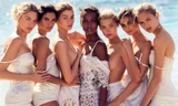Dàn ‘thiên thần nội y’ diện đồ xuyên thấu đẹp long lanh trên biển