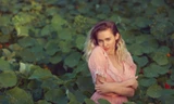 Miley Cyrus bất ngờ dịu dàng gợi cảm như một nàng thơ
