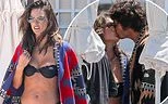Alessandra Ambrosio diện áo tắm tình tứ bạn trai ở Cannes