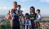 Ronaldo khoe ảnh cùng bồ trẻ và 4 con trong màu áo Juventus