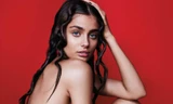 Taylor Hill lưng trần ‘nóng rực’ bên mẫu nam