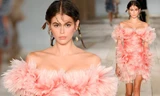 Nàng mẫu 19 tuổi Kaia Gerber xinh như công chúa trên sàn catwalk