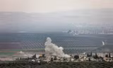 Khói bốc lên từ làng Deir Ballut ở vùng Afrin, Syria sau một cuộc không kích do Thổ Nhĩ Kỳ tiến hành ngày 10/2. (Nguồn: AFP/TTXVN) 