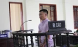 Bị cáo Hùng cúi đầu nhận tội trước tòa