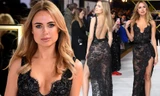 Kimberley Garner diện váy ren xuyên thấu hở bạo