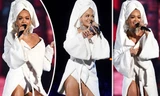Ca sĩ nóng bỏng Rita Ora gây sốc khi diện khăn tắm lên thảm đỏ
