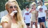 Britney Spears 'xin một vé về tuổi thơ' ở Disneyland cùng bạn trai 