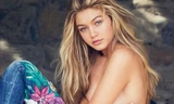 Gigi Hadid bán nude khoe vòng 1 hững hờ
